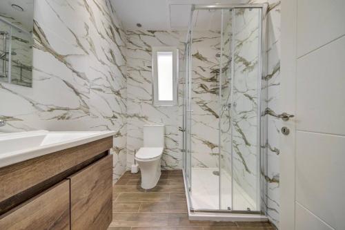 a bathroom with a shower and a toilet at Beautiful 2 BDR Penthouse near Valletta sleeps 6 in Il-Ħamra