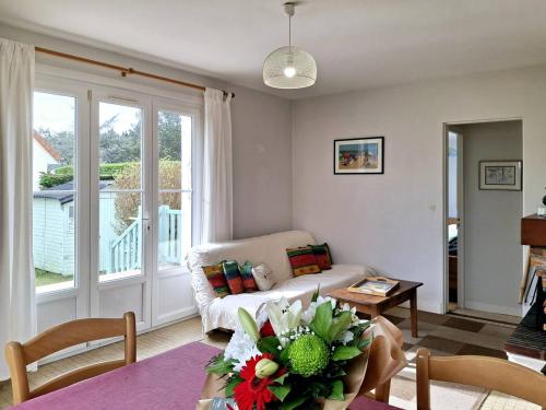 un salon avec un canapé et une table dans l'établissement Maison proche plage pour 6 personnes avec animaux admis - FR-1-788-60, à Merville-Franceville-Plage