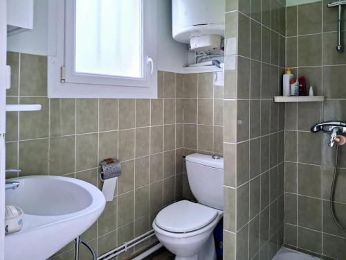 une salle de bain avec toilettes et lavabo dans l'établissement Maison proche plage pour 6 personnes avec animaux admis - FR-1-788-60, à Merville-Franceville-Plage