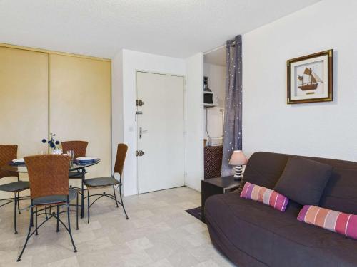 un salon avec un canapé et une table dans l'établissement Appartement 2 pièces avec terrasse et parking pour 4 personnes - FR-1-326-851, à Marseillan
