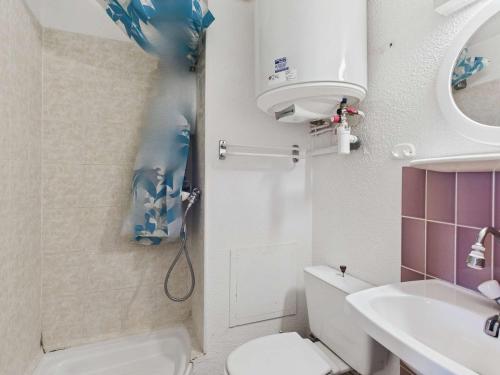 une salle de bain avec une douche, des toilettes et un lavabo dans l'établissement Appartement 2 pièces avec terrasse et parking pour 4 personnes - FR-1-326-851, à Marseillan