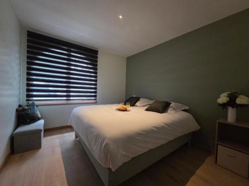 une chambre avec un grand lit et une fenêtre dans l'établissement Villa d'Exception avec Hammam et Sauna à Saint-Brevin-l’Océan - FR-1-364-179, à Saint-Brévin-les-Pins