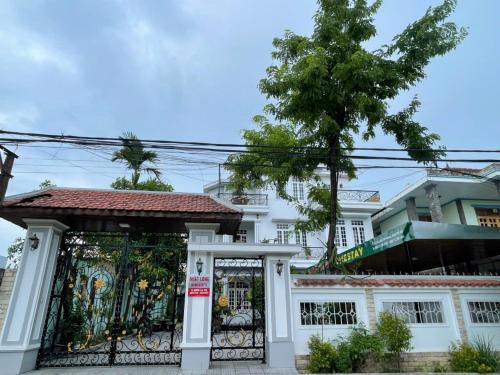 フエにあるNhat Long Homestayの白い建物の前門