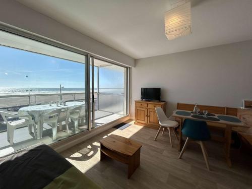 Cette chambre dispose d'une grande fenêtre offrant une vue sur l'océan. dans l'établissement Studio cabine vue mer avec balcon à Saint-Jean-de-Monts - FR-1-224C-337, à Saint-Jean-de-Monts