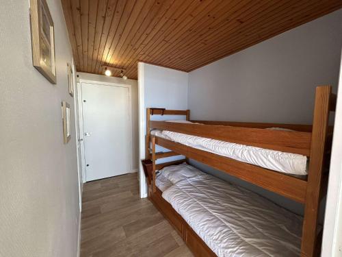 une petite pièce avec deux lits superposés dans l'établissement Studio cabine vue mer avec balcon à Saint-Jean-de-Monts - FR-1-224C-337, à Saint-Jean-de-Monts