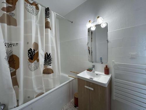 une salle de bain avec un lavabo et un rideau de douche dans l'établissement Studio cabine vue mer avec balcon à Saint-Jean-de-Monts - FR-1-224C-337, à Saint-Jean-de-Monts