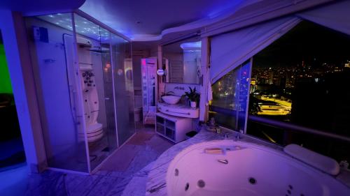 a bathroom with a tub and a view of the city at Só Mulheres Cobertura Duplex Alto Padrão Shows Ginásio Parque Ibirapuera Jardins Av Paulista Paraíso Vl Mariana in Sao Paulo