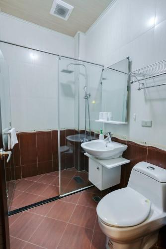 a bathroom with a toilet and a sink and a shower at Le Wu Casa in Huxi