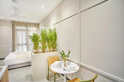 Postel nebo postele na pokoji v ubytování Neu Suites by COBNB
