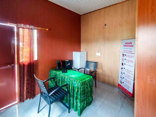 Кухня или мини-кухня в RedDoorz near Stasiun Kertosono Nganjuk
