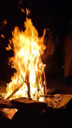 un fuego arde en un foso de fuego por la noche en ApriQuince Lodge, en Tangmarg