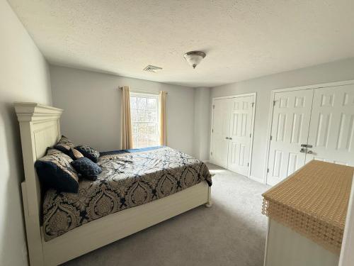 Postel nebo postele na pokoji v ubytování Pocono Escape - Modern & Cozy