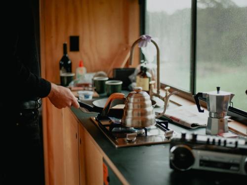 Kuchyň nebo kuchyňský kout v ubytování Disconnect in a Private Nature Cabin - Luen