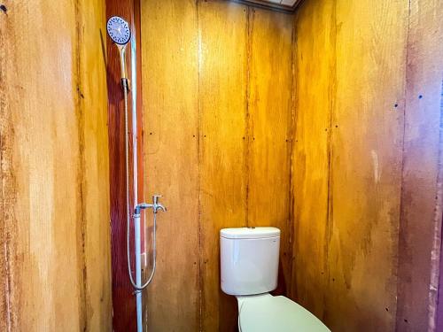 Ванная комната в RedDoorz near Stasiun Kertosono Nganjuk
