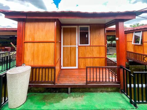 Балкон или терраса в RedDoorz near Stasiun Kertosono Nganjuk