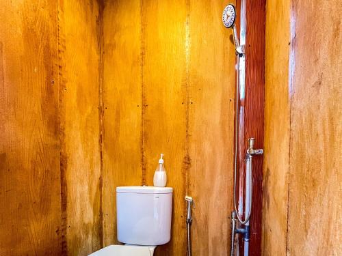 Ванная комната в RedDoorz near Stasiun Kertosono Nganjuk