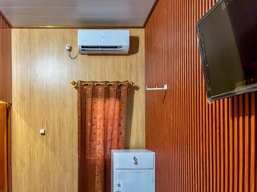 Телевизор и/или развлекательный центр в RedDoorz near Stasiun Kertosono Nganjuk