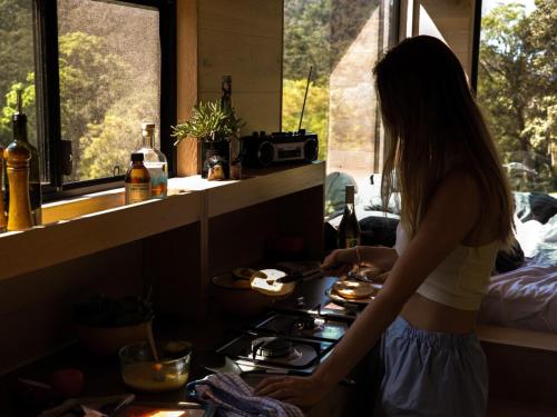 Επισκέπτες που μένουν στο Wild & Secluded Off-Grid Cabin Retreat - Heike