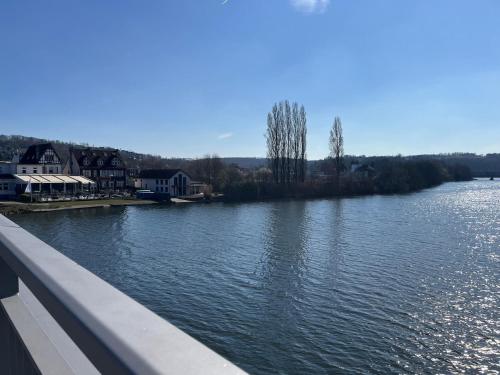 a view of a river from a bridge at Panoramablick auf Baldeneysee in Essen