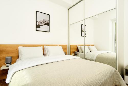 una camera con due letti e un grande specchio di Regina Apartment a Spalato (Split)