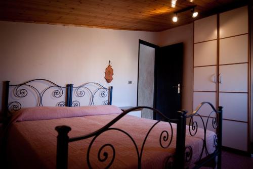1 dormitorio con 1 cama en una habitación con puerta en La Casa Del Mito en Marina di Modica