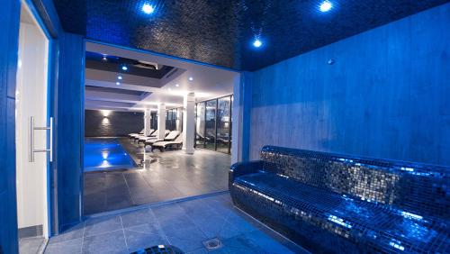 una camera blu con panchina e piscina di Beech Hill Hotel & Spa a Windermere