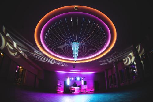 a room with a purple and orange ceiling at Hotel Przedwiośnie in Masłów