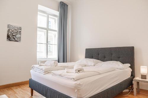 Central Belvedere private rooms in shared Aprt - 12 min from City Center