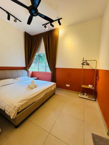 a bedroom with a bed and a ceiling fan at AYAAN SNOOKERS HOUSE at QUINTET FREE PARKING and NETFLIX in Tanah Rata