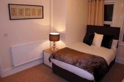 Postel nebo postele na pokoji v ubytování Sapphire Hotel London