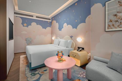 a childs bedroom with a bed and a table at Crowne Plaza Wuhan Tianhe Airport by IHG in Wuhan