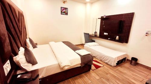 Postel nebo postele na pokoji v ubytování Hotel Shreya Galaxy with Swimming Pool- Best Property in Haridwar