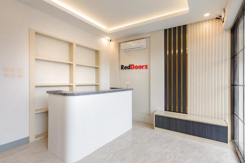Φωτογραφία από το άλμπουμ του RedDoorz Plus Near Kebun Raya Bogor σε Batutulis