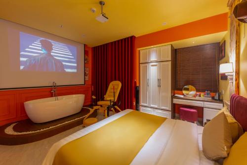 Et tv og/eller underholdning på Chiic House 8 - Khách sạn tình yêu