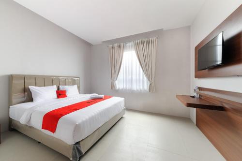 Ένα ή περισσότερα κρεβάτια σε δωμάτιο στο RedDoorz Plus Near Kebun Raya Bogor