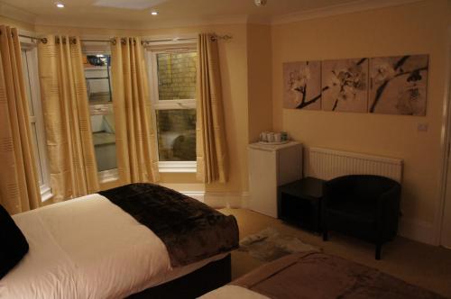 Postel nebo postele na pokoji v ubytování Sapphire Hotel London