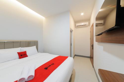 Ένα ή περισσότερα κρεβάτια σε δωμάτιο στο RedDoorz Plus Near Kebun Raya Bogor