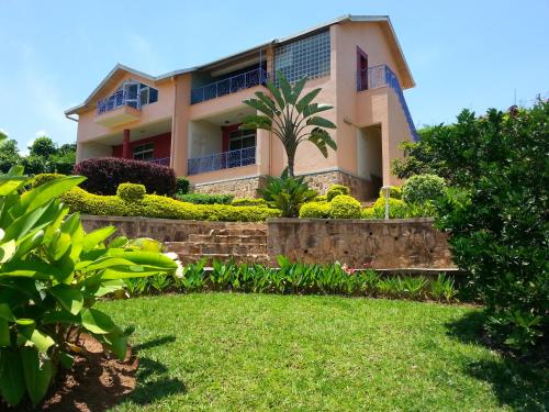 Villa Belle Vue في كيغالي: منزل أمامه حديقة