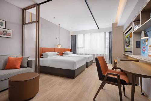 Postel nebo postele na pokoji v ubytování Home2 Suite by Hilton Chaozhou