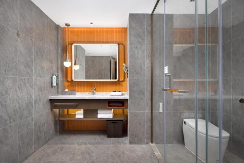 Koupelna v ubytování Home2 Suite by Hilton Chaozhou