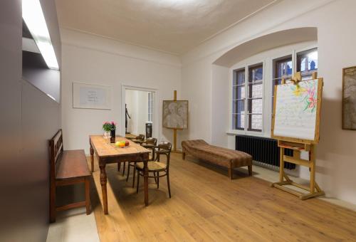 Una televisión o centro de entretenimiento en Zámecké apartmány Litomyšl