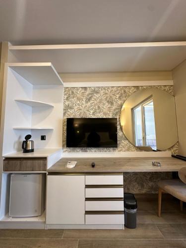 a kitchen with a sink and a mirror at Parla Park Otel in Yazır