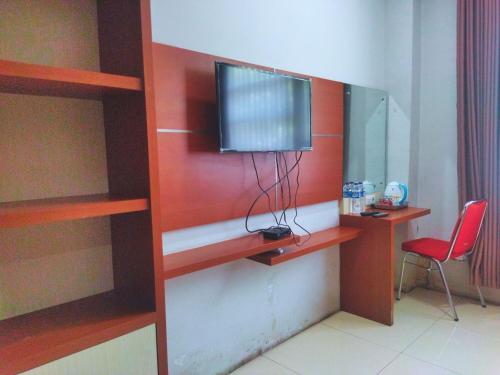 TV a/nebo společenská místnost v ubytování Hotel Karunia PKPRI