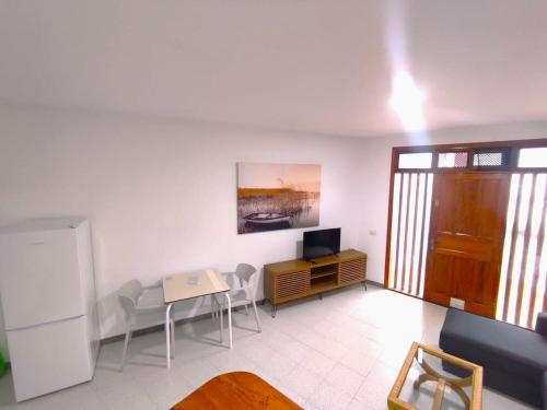 Et tv og/eller underholdning på Apartment on the front line from the ocean