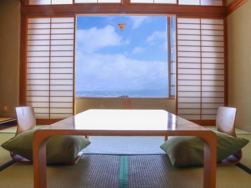 Ruang duduk di Niitsuru Onsen Nda