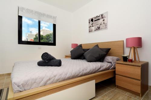1 dormitorio con cama y ventana en Jarenal Close to the Beach Guacimeta By PVL, en Playa Honda
