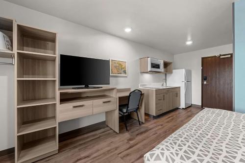 Μια τηλεόραση ή/και κέντρο ψυχαγωγίας στο WoodSpring Suites Columbia - Irmo