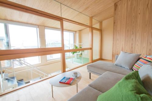 ひろびろ空間の3階建デザイナーズ住宅にあるシーティングエリア