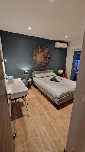 une chambre avec un lit, une table et un miroir dans l'établissement Villa Ali avec piscine et Jacuzzi a450m du la mer!, à La Ciotat