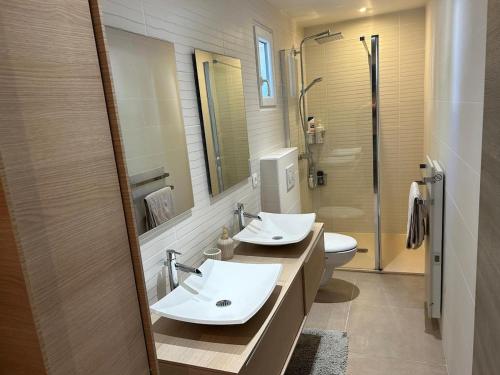 une salle de bain avec deux lavabos et un WC dans l'établissement Villa Ali avec piscine et Jacuzzi a450m du la mer!, à La Ciotat
